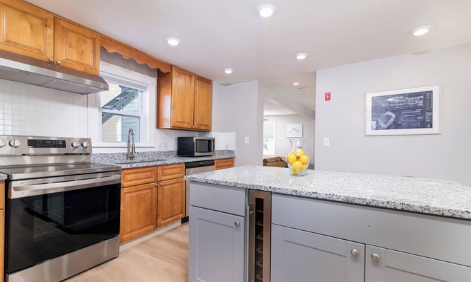 Lower Washington - Mount Hope Casa | Spacious 5-bedroom house with AC, WiFi and parking in Boston