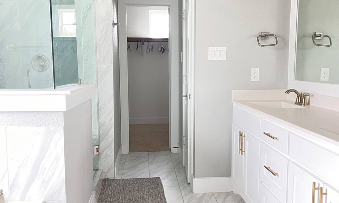Dallas Casa | Spacious 5-bedroom house in beautiful Dallas with AC