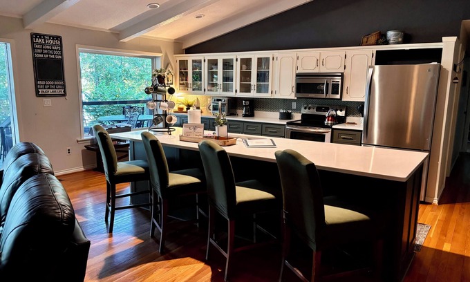 Edgemont Casa | Spacious 5-bedroom LAKEFRONT house in welcoming Edgemont with AC, WiFi