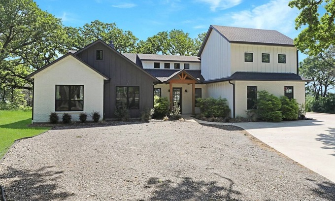 Kemp Casa | Spacious 5-bedroom Lakehouse on Cedar Creek Reservoir. Sleeps 17 comfortably.