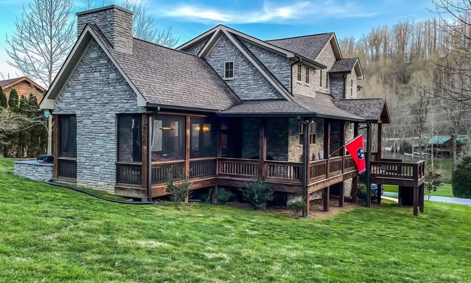Lancaster Casa | Spacious 5-bedroom Lodge located 5 minutes from Center Hill Lake nSleeps 12