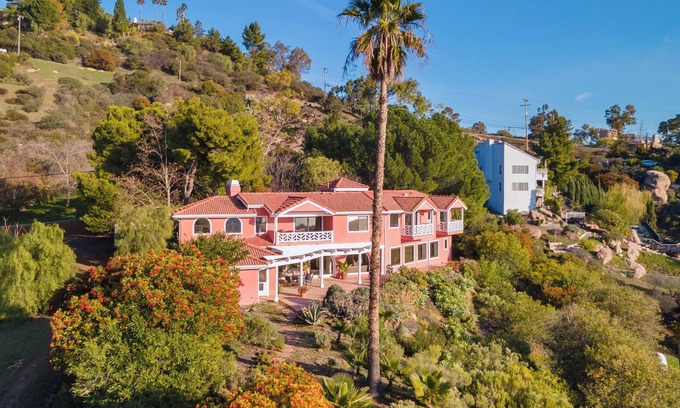 Malibu Casa | Spacious 5-bedroom nature retreat in the Santa Monica Mountains of Malibu