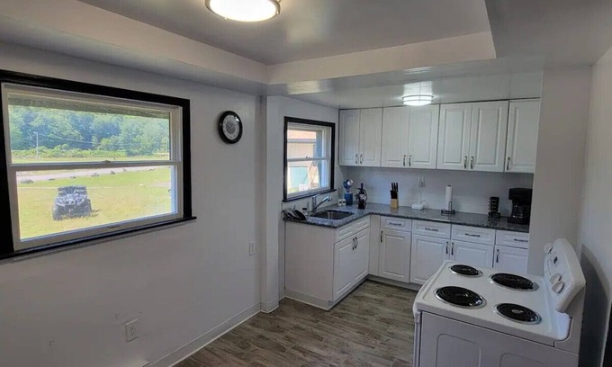Gouldsboro Cabaña | Spacious 5-Bedroom Pocono Getaway with Hot-Tub