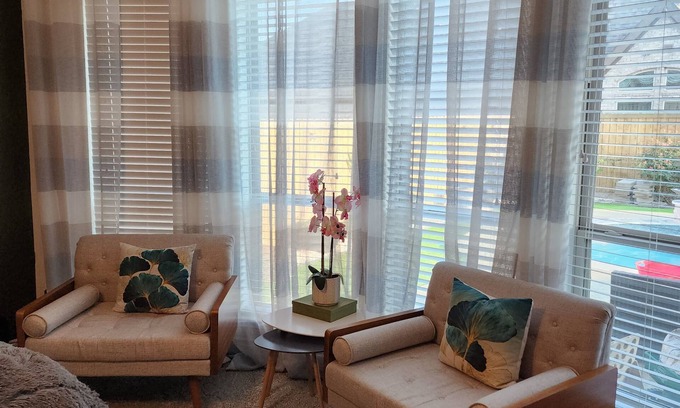 Pecan Grove Casa | Spacious 5-bedroom Retreat with WiFi, AC