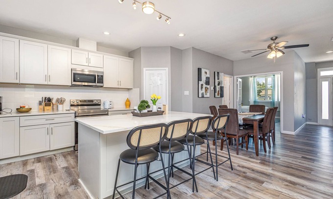 Central Arlington Casa | Spacious 5-bedroom townhome with AC and WiFi in wonderful Arlington