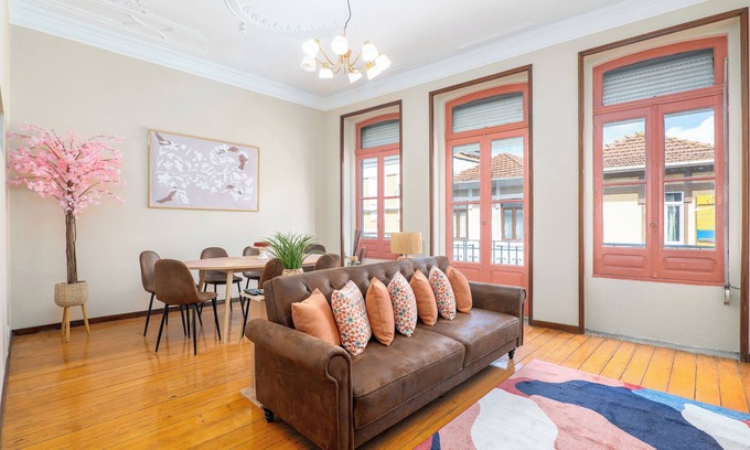 Cedofeita Casa | Spacious 5-bedroom townhome in lovely Porto with AC