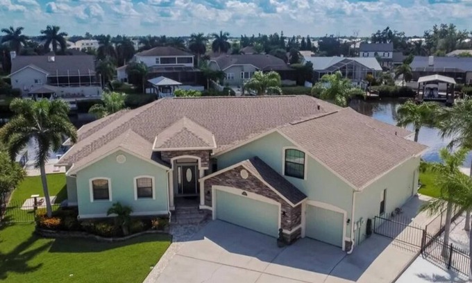 Apollo Beach Casa | Spacious 5-bedroom house on the water with AC, WiFi in gorgeous Apollo Beach