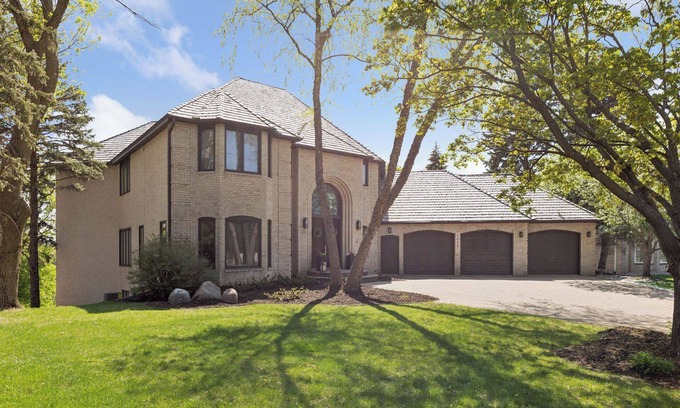 Eden Prairie Casa | Spacious 5-bedroom house with fitness room and AC in beautiful Eden Prairie