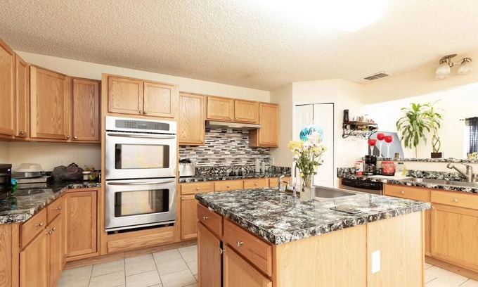 Northside Casa | Spacious 5-bedroom house in brilliant Jacksonville Florida / Parking