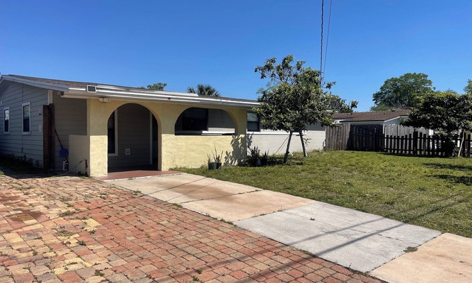 Sandalwood Casa | Spacious 5-bedroom house in amazing Jacksonville with AC, WiFi
