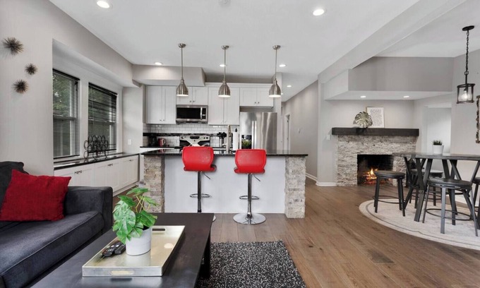 Kansas City Apartamento | Spacious 5 Bedroom Duplex In Kansas City! 65/66