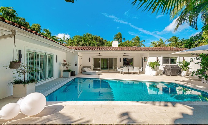 Key Biscayne Casa | Spacious 5-bedroom house with beautiful backyard with pool in Key Biscayne