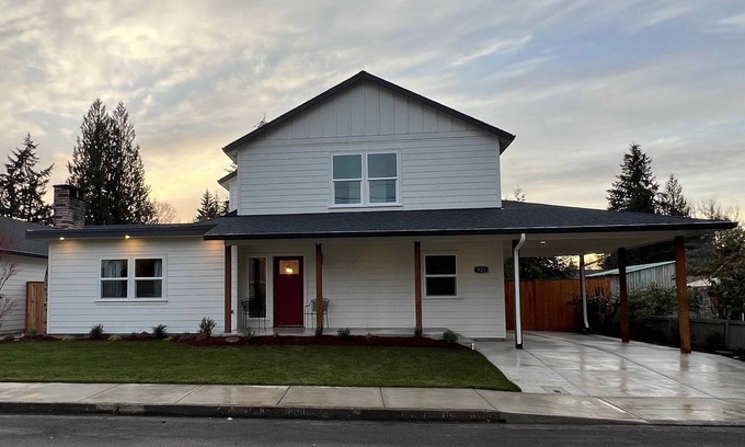 McMinnville Casa | Spacious 5 Bedroom Wine Country Retreat & Hot tub