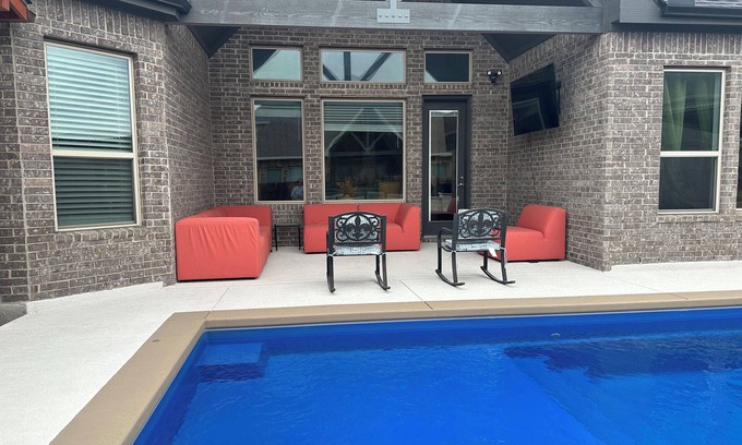 Pflugerville Otro | Spacious 5-bedroom farmhouse in peaceful Pflugerville with AC, WiFi