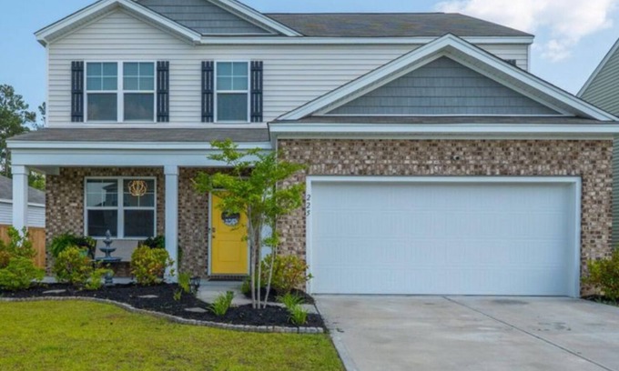 Summerville Casa | Spacious 5-bedroom house in welcoming Summerville with WiFi, AC