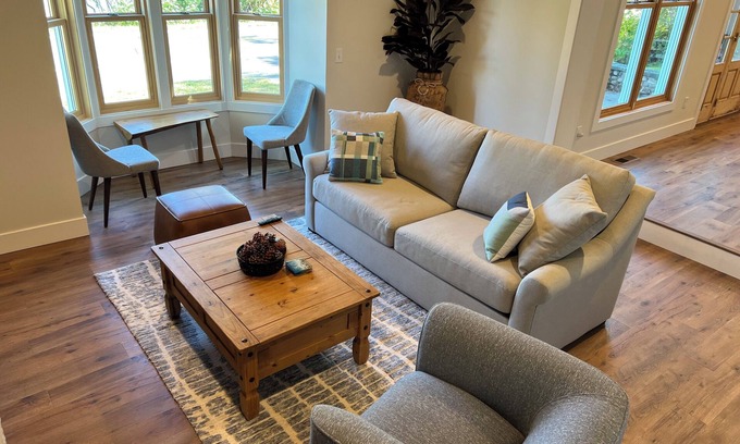 Suttons Bay Otro | Spacious 5-bedroom farmhouse in lovely Omena, MI with AC, WiFi & lake views