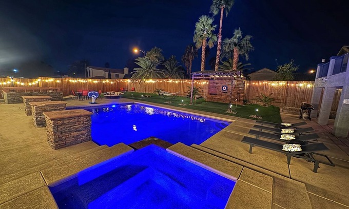 Paradise Casa | Spacious 5-bedroom villa with 8 beds and Large Pool/Spa in brilliant Las Vegas