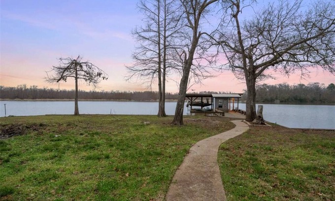 Oakhurst Casa | Spacious 5-bedroom waterfront house in charming Huntsville