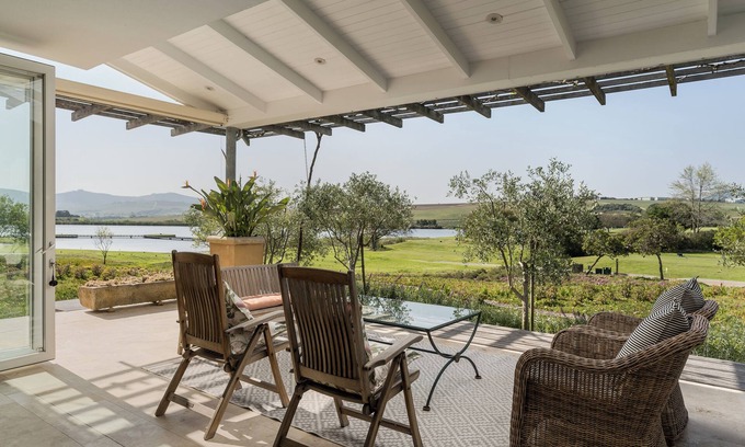Stellenbosch Casa | Spacious 5-bedroom house on world class security golf estate in Stellenbosch