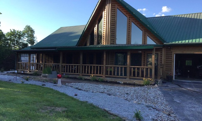 Bronston Cabina | Spacious 5 bedrooms, three stories log cabin with WiFi, AC in charming Bronston