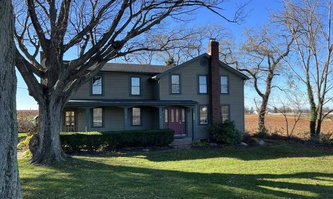 North East Casa | Spacious 5 BR Home w/ Hot Tub in Wine Country on Lake Erie