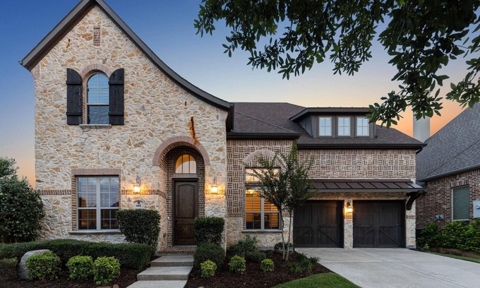 Flower Mound Casa | Spacious 5 br house sleeps 14 with lots of indoor and outdoor space.