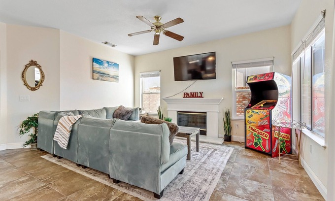 Elk Grove Casa | Spacious 5BR 3BR w Pool Table, Air Hockey, Games and more!
