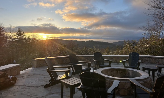 Newland Casa | Spacious 5BR/4BA/1 level home on 8 acres w/ Stunning Views, Hot Tub & Fire Pit