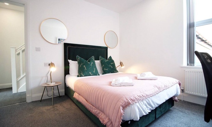 Cathays Apartamento | Spacious 5BR Apartments with Private Courtyard