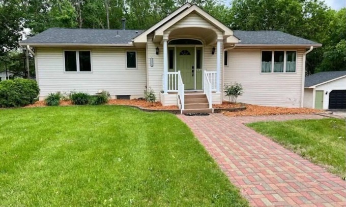 Blaine Casa | Spacious 5BR Family Retreat with Hot Tub, sleeps 14!