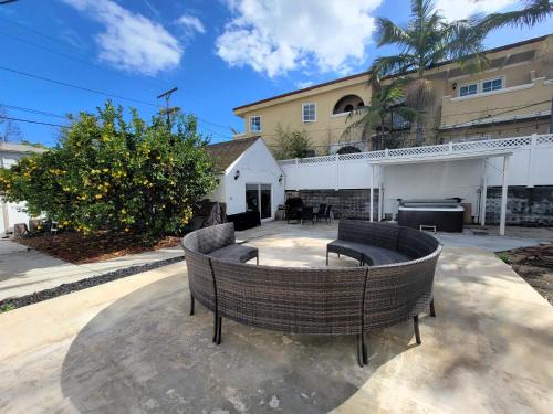 Pico - Robertson Casa | Spacious 5BR Private Home 5 minutes to Rodeo Drive with Hot Tub Spacious Backyard Parking