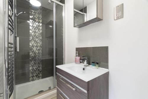 Peterborough Casa | Spacious 5BR, Sleeps 10 Guests in City Centre