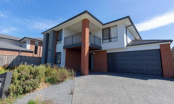 Point Cook Casa | Spacious 5BR Waterfront Home|Workspace|Golf|City Views