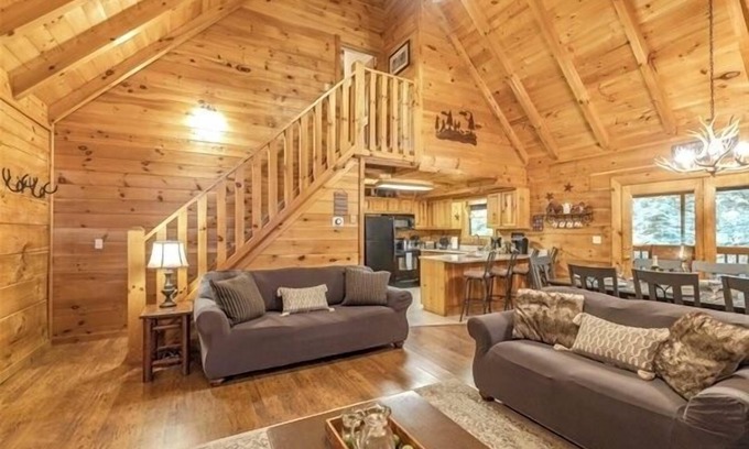 Pigeon Forge Cabina | Arcade, Hot Tub & PoolTbl | 5BR Near Pigeon Forge