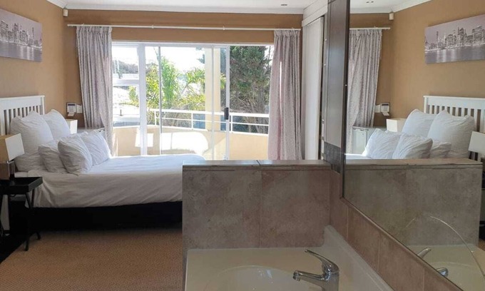 Bloubergstrand Casa | Spacious 6-bed 5 bath west beach house in charming Cape Town with WiFi