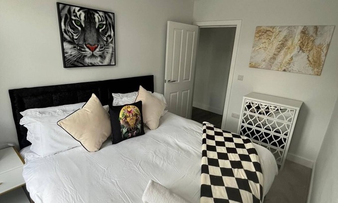 Edgware Apartamento | Spacious 6-Bed Home with 4 Baths in Manor Park