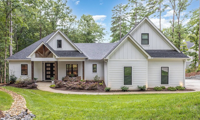 Mooresville Casa | Spacious 6-Bed Lakefront Retreat with Pool, Jacuzzi & Private Dock