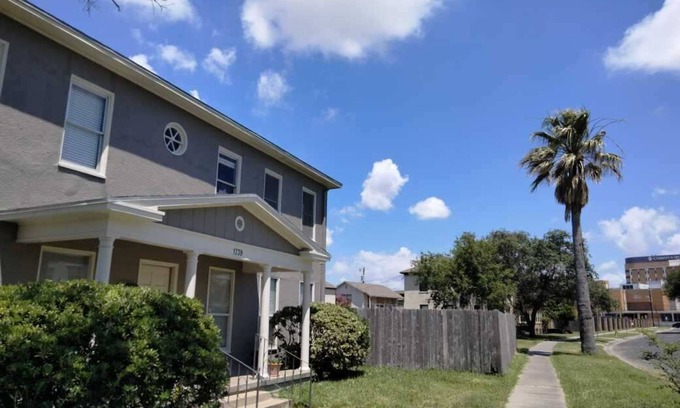 Del Mar Casa | Spacious 6-bedroom house in lovely Corpus Christi 1 block from Ocean Dr.