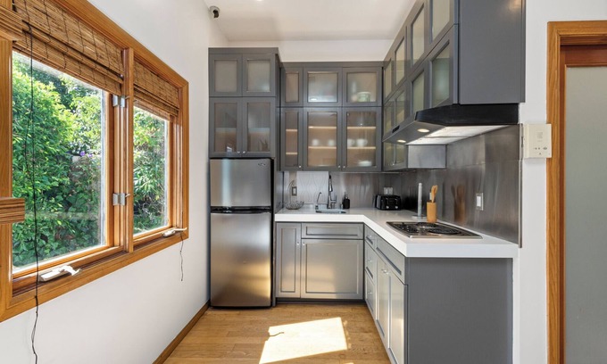 Beverly Hills Casa | Spacious 6-bedroom house with AC, WiFi in amazing West Hollywood