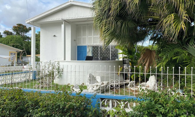 Worthing Casa | Spacious 6-bedroom house in lovely Christ Church with WiFi, AC