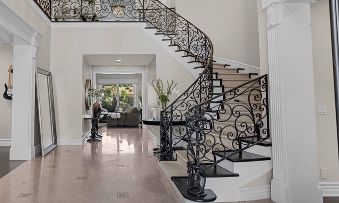 Thousand Oaks Casa | Spacious 6-bedroom Private Gated Home with WiFi and AC in amazing Thousand Oaks