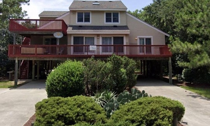 Currituck County Casa | Spacious 6 Bedroom, 3000 sq ft, w/ NEW HOT TUB, close to the beach!