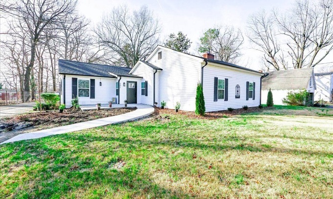 High Point Casa | Spacious 6-bedroom 4-bathroom House High Point Emerywood