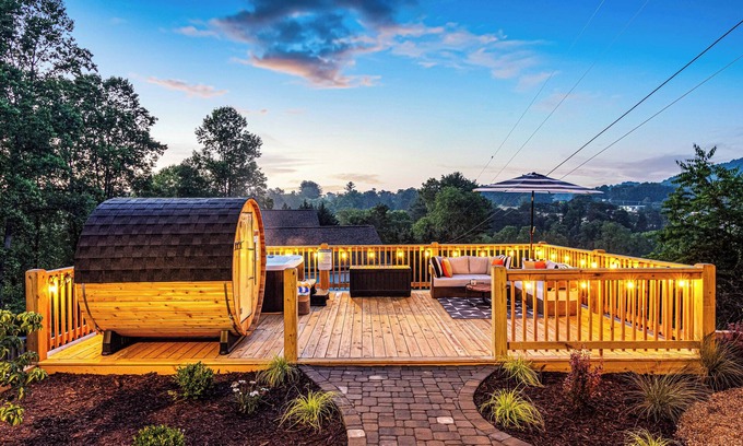 Asheville Casa | SPACIOUS 6 BEDROOM CHATEAU IN THE HILLS OF ASHEVILLE WITH A SAUNA AND GEODOME