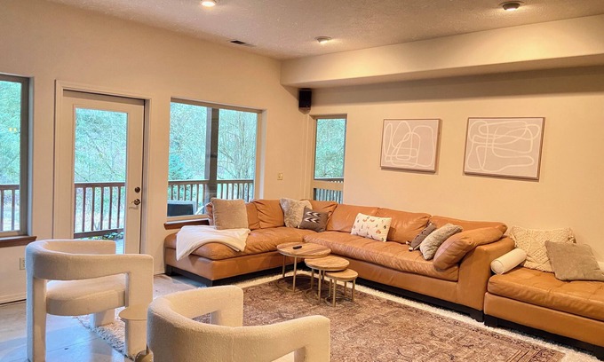 Carlton Casa | Spacious 6-bedroom Estate House at Eve West Vineyard