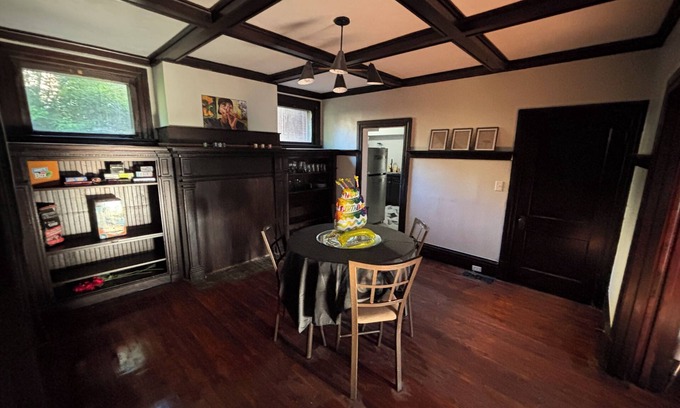 Mount Washington Casa | Spacious 6-bedroom house in mt washington with pokerroom