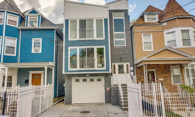 Ampere Casa | Spacious 6 Bedroom Home with NYC Access & Parking