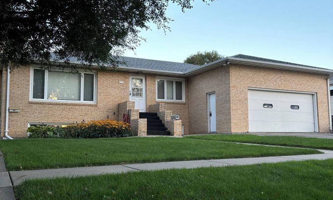 Bismarck Casa | Spacious 6-bedroom house in Bismarck with WiFi, AC