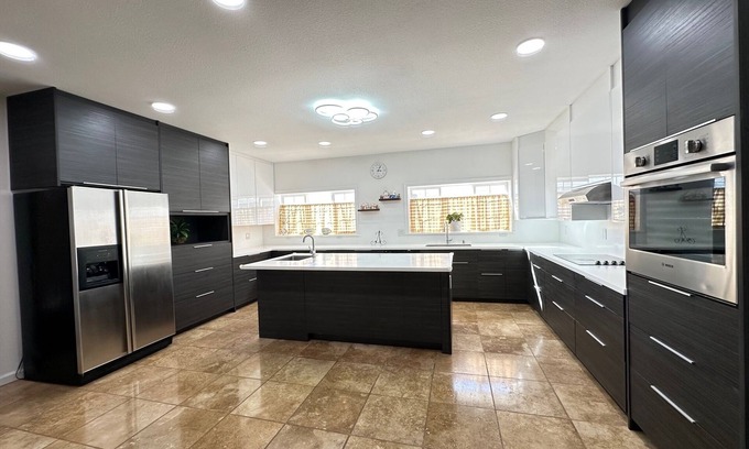 Eastern Honolulu Casa | Spacious 6-bedroom house with AC and WiFi in charming Honolulu