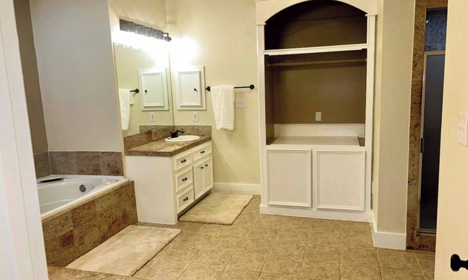 Conroe Apartamento | Spacious 6-bedroom house in charming Conroe on a stocked pond